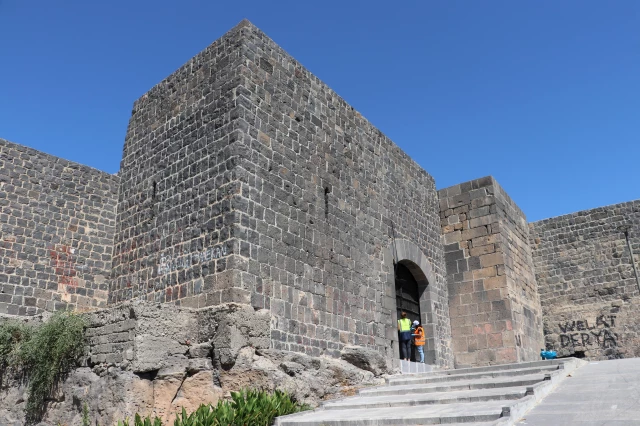 Diyarbakır Surları'ndaki restorasyonu tamamlanan tarihi Yenikapı 79 yıl sonra yerine takıldı