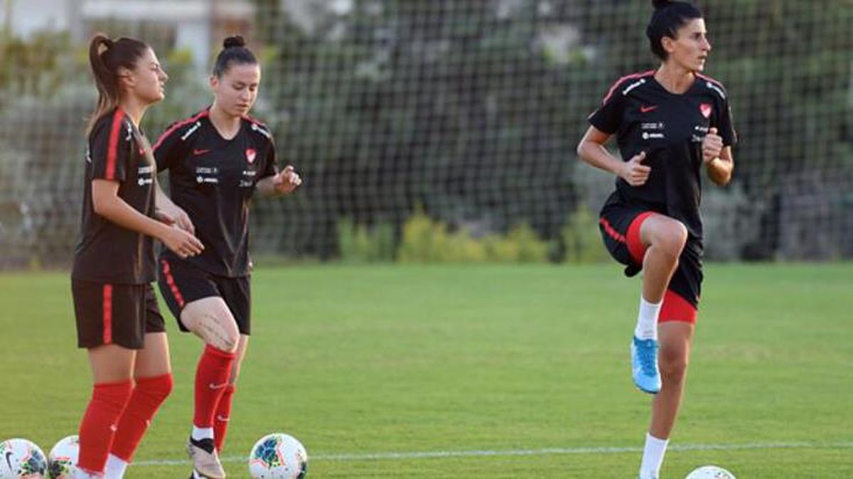 Fenerbahçe ve Galatasaray, yeni kurulacak kadın futbol takımı şubeleri için TFF'ye ortak dilekçe gönderdi