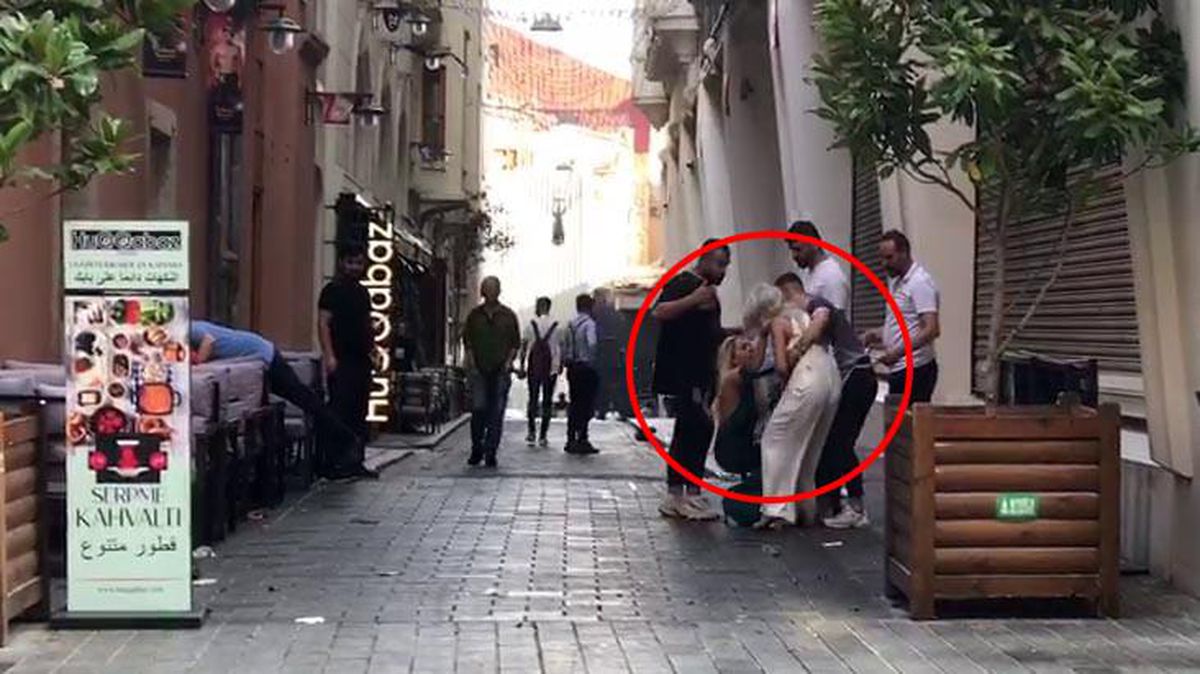 İstanbul'un göbeğinde kıskançlık kavgası! Kadınlar saç başa birbirine girdi, o anlar kamerada