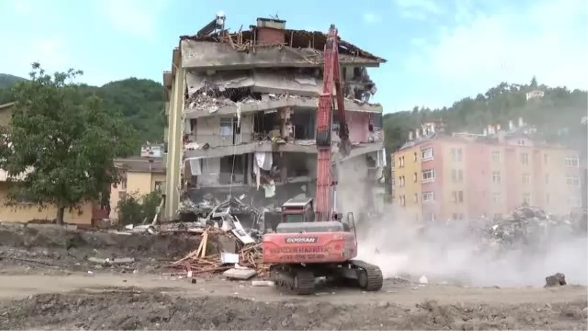 Son dakika haber: KASTAMONU - Bozkurt'ta selde ağır hasar alan Yıldız Apartmanı'nda yıkım başladı (2)