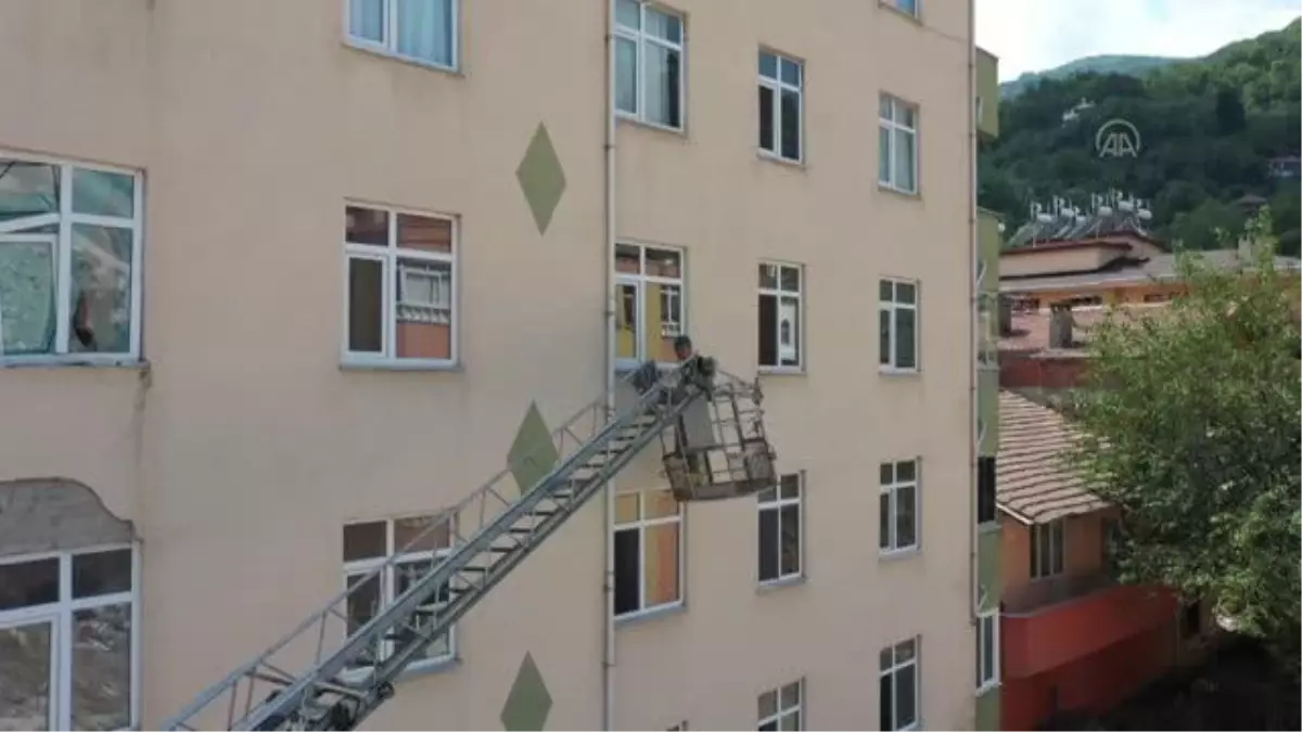 KASTAMONU - Komando yıkılan evdeki bayrağı itfaiye merdiveniyle aldı (2)