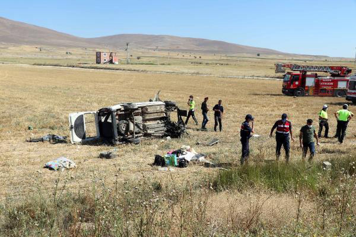 Son dakika: Kayseri'de hafif ticari araç, şarampole devrildi: 3 ölü, 11 yaralı