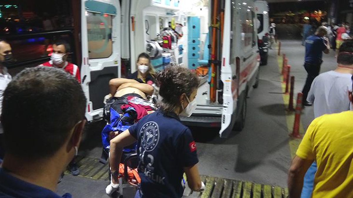 Halı sahada 'Kız gibi oynamayın' diyerek tartıştıkları polis memurunu vurdular