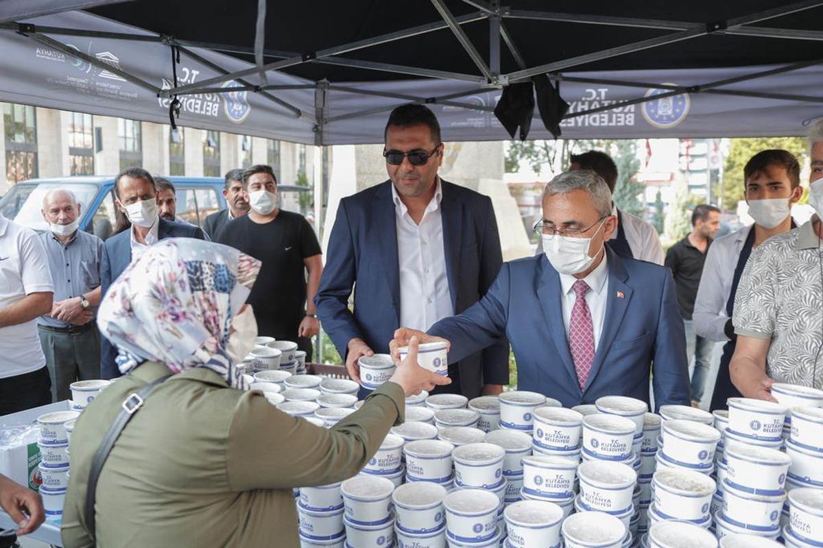 Kütahya Belediyesi 5 bin kişiye aşure ikram etti