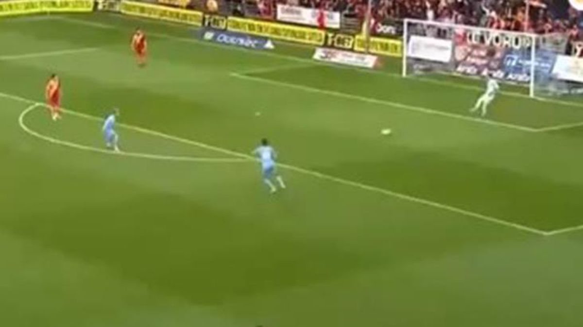 Muslera kaleci vuruşunda rakip futbolcuya pas verdi, ortalık yıkıldı! Performansı yerden yere vuruluyor