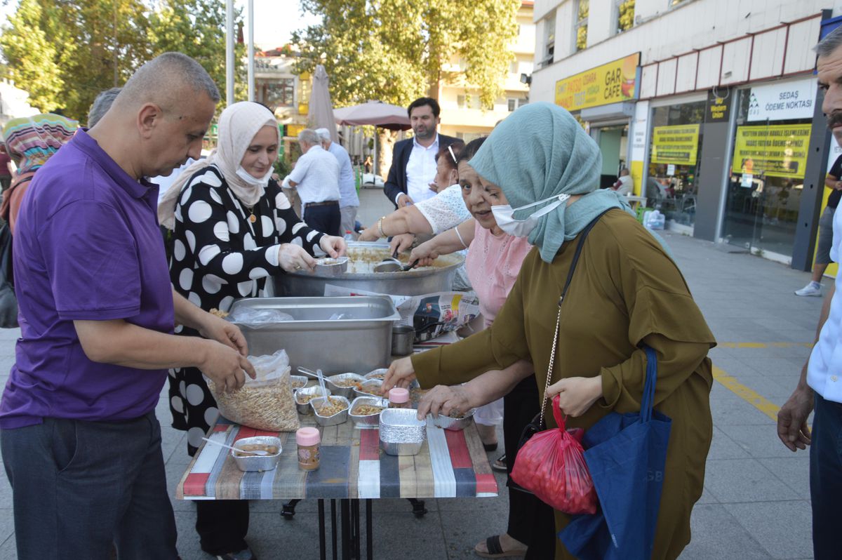 Sakarya Engelliler ve Yardımlaşma Derneği aşure dağıttı