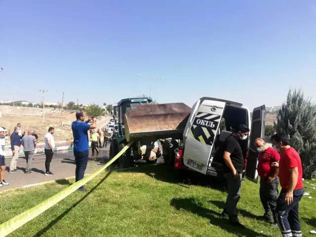 Freni boşalan iş makinesi, minibüsü biçti! Yaralılar var