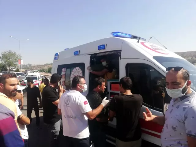 Freni boşalan iş makinesi, minibüsü biçti! Yaralılar var