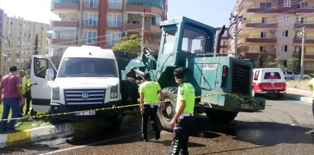 Freni boşalan iş makinesi, minibüsü biçti! Yaralılar var