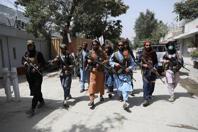 Taliban, milyarlarca dolar pahasındaki Amerikan askeri teçhizatlarını ele geçirdi