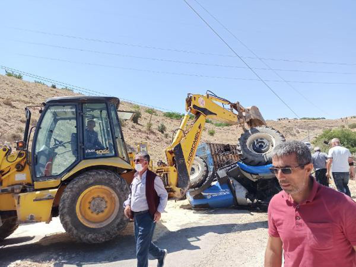 TRAKTÖR DEVRİLDİ; 2 KARDEŞ YARALANDI