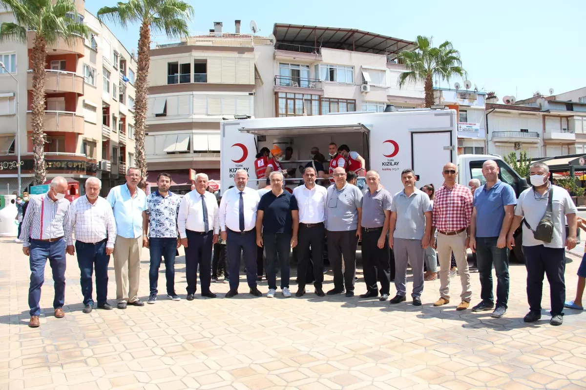 Türk Kızılay Menemen Şubesi Muharrem ayı dolayısıyla vatandaşlara aşure dağıttı