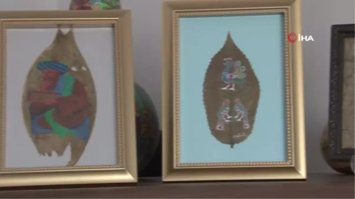 Yaprakları tuval gibi kullanıp hat ve minyatür figürler işliyor