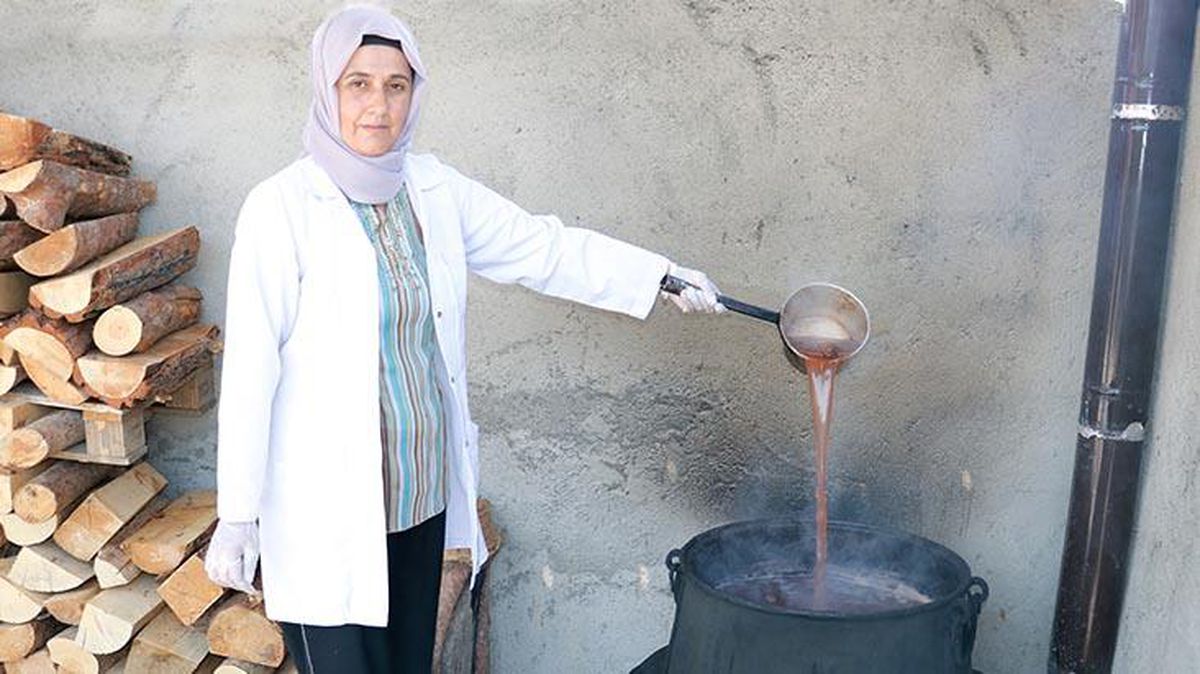 Yaşlı kadından duyup kendi markasını kurdu! Şimdi ürettiği kozalak pekmezini tüm Türkiye'ye gönderiyor
