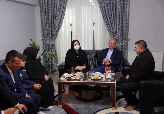 Bakan Soylu Ankara'da bıçaklı kavgada ölen Emirhan Yalçın'ın ailesini ziyaret etti