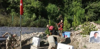 Kartal Belediyesi, sel nedeniyle taşlarla kaplanan Bozkurt'taki şehitliğin temizlik çalışmalarına katıldı