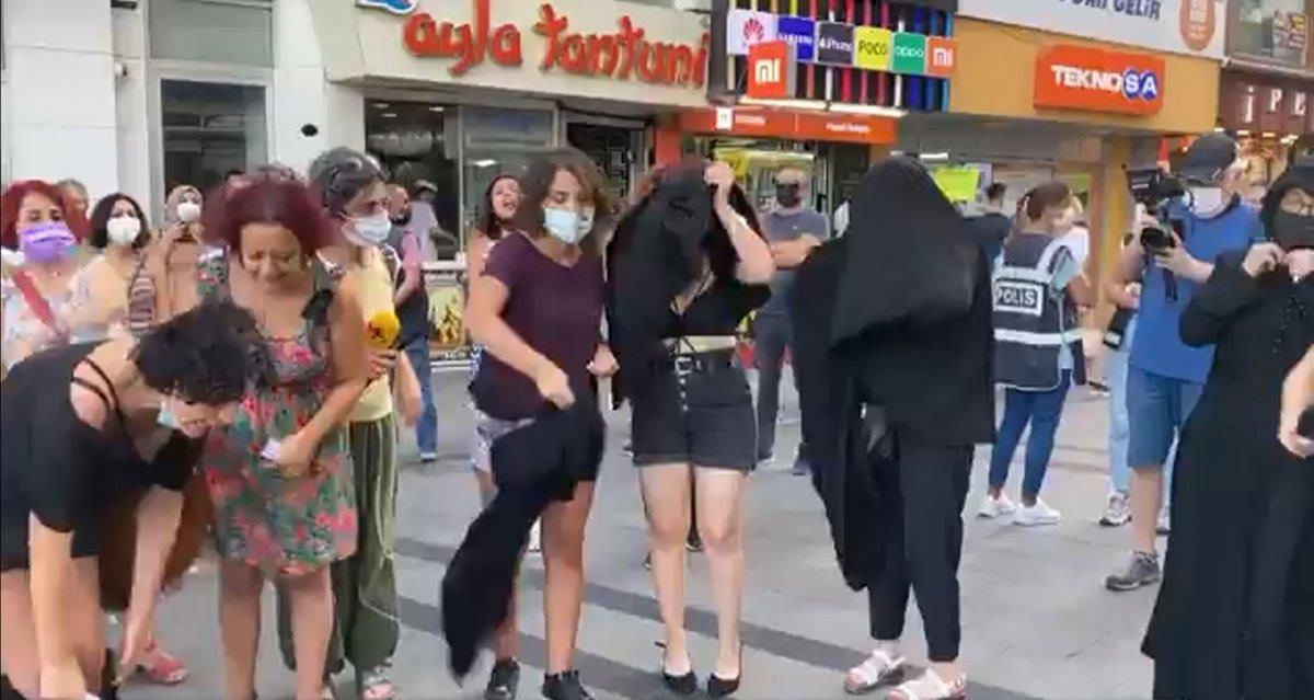 İzmir'de Taliban'ı protesto için toplanan kadınlar giydikleri temsili çarşafları çıkarıp yerlere attı