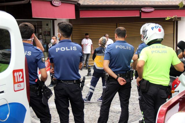 jiletle kendini kesen sahsin saglik ekipleri 2 14344102 o