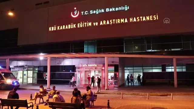 Kamyona çarpan minibüsteki 7 kişi yaralandı Kamyona çarpan minibüsteki 7 kişi yaralandı