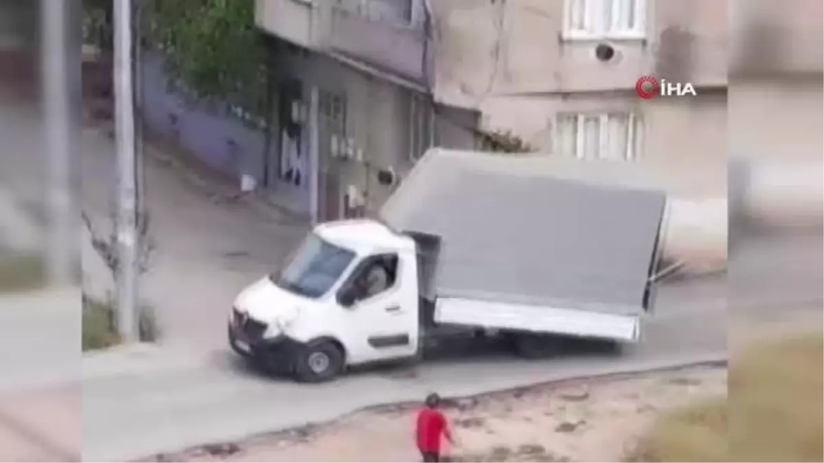Kamyonetin kasasının yüksekliğini hesaplayamadı...Evin balkonuna çarptı