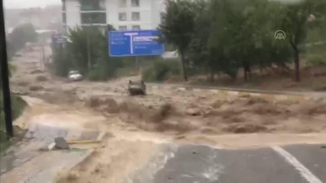 KASTAMONU - Bozkurt'taki sel bölgesine ilk giden sağlık ekipleri 17 kişiyi kurtardı - Pozitif Medya