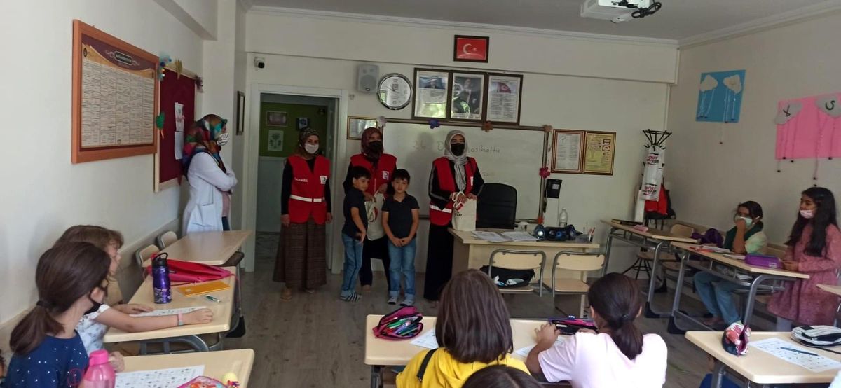 Kızılay gönüllülerinden, Kuran Kursu öğrencilerine dondurmalı teneffüs