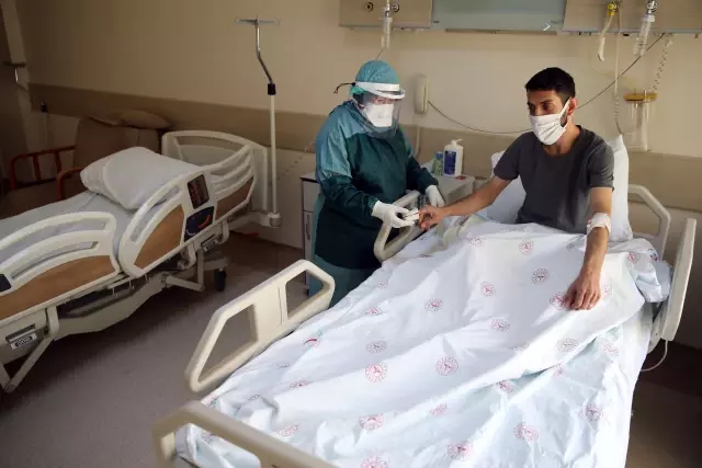 Kovid-19 tedavisi gören genç, aşı yaptırmadığına pişman