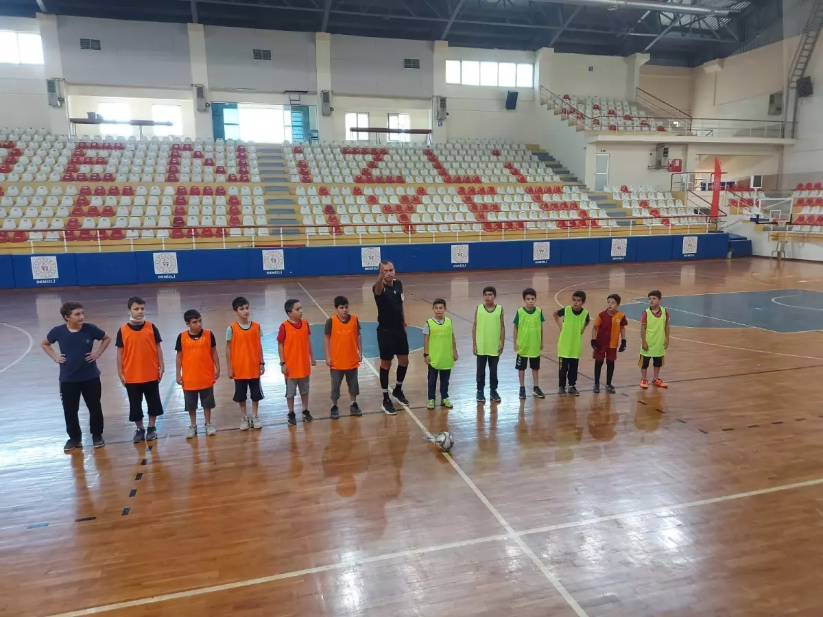 Pamukkale'de futsal turnuvasının şampiyonu Nur Camisi Kur'an Kursu oldu