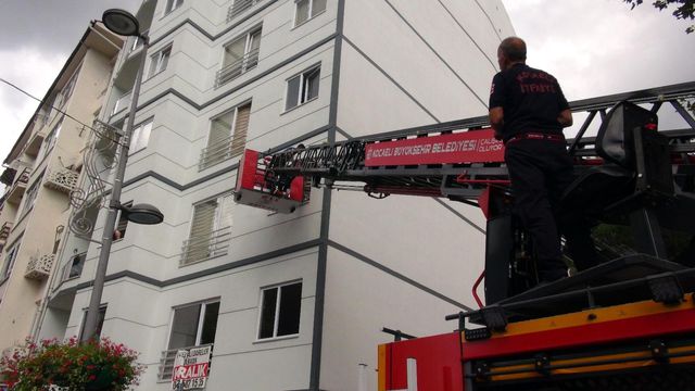 pencereden sarkan minik afacan bir kenti ayag 4 14343621 o