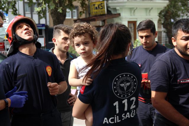 pencereden sarkan minik afacan bir kenti ayag 5 14343621 o