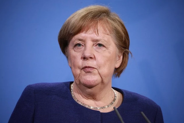 Putin'le görüşmesi sırasında Merkel'in telefonu çaldı