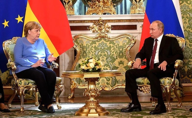 Putin, Merkel'le görüşmesine çiçekle geldiMerkel'den Moskova'ya veda ziyareti