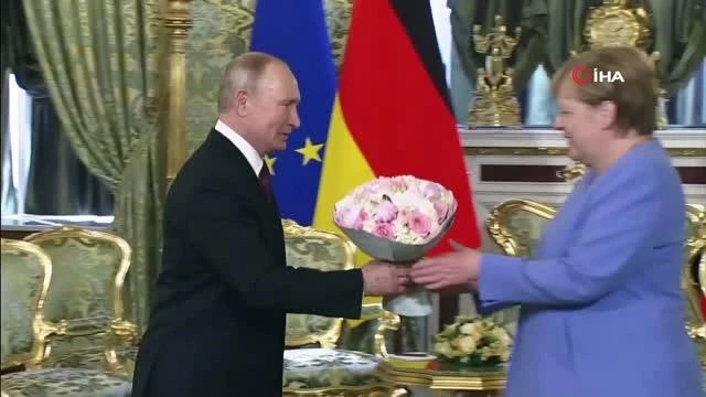Putin, Merkel'le görüşmesine çiçekle geldiMerkel'den Moskova'ya veda ziyareti