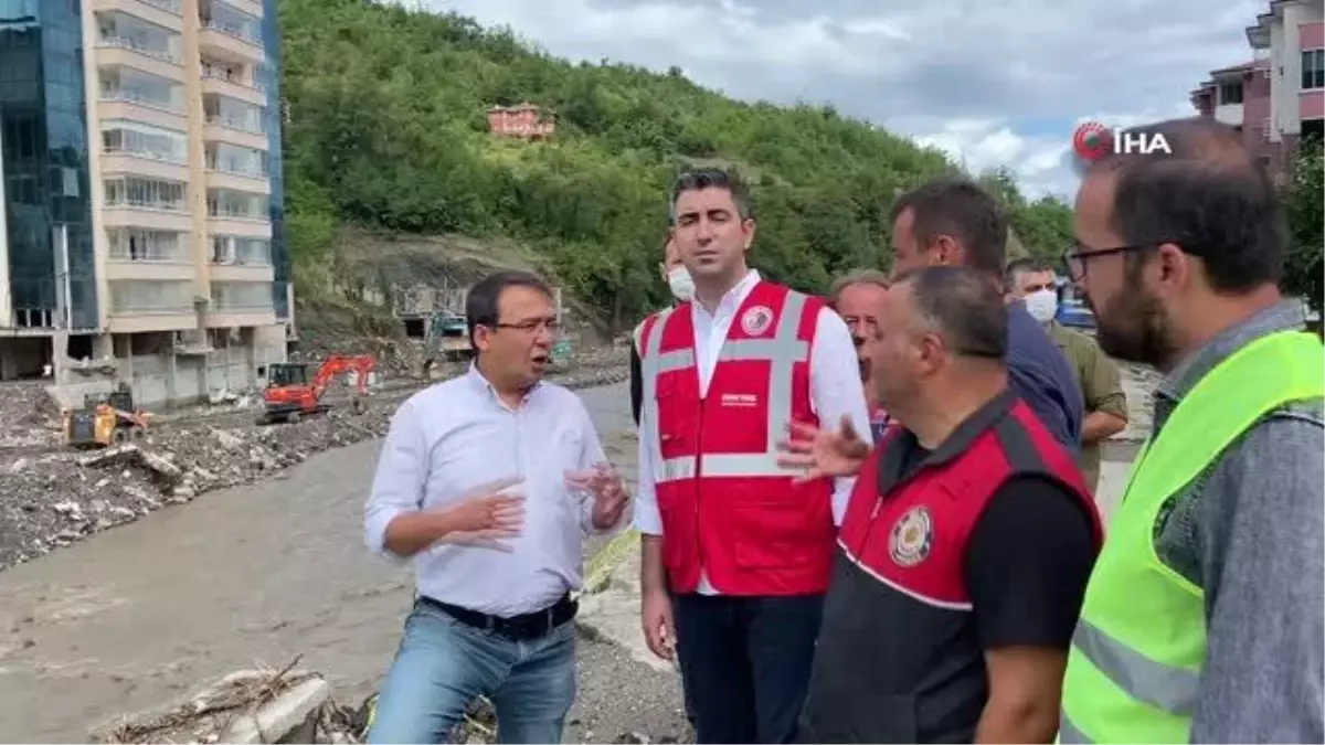 Sel nedeniyle balçıkla dolan Bozkurt'taki şehitlik anıtı Mehmetçik tarafından temizlendi