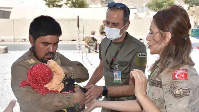 Annesinden başka düşen Afgan bebeğe Türk askerinden şefkat eli