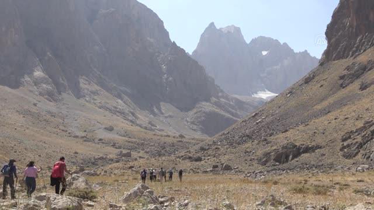Hakkari'deki Türkiye'nin en büyük vadi buzulu küresel ısınma nedeniyle eriyor - Vimarsana News