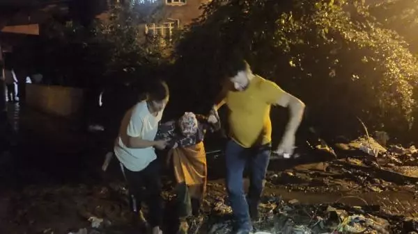 Zonguldak'ta heyelan yaşanan mahalledeki bir ev tahliye edildi Zonguldak'ta heyelan yaşanan mahalledeki bir ev tahliye edildi