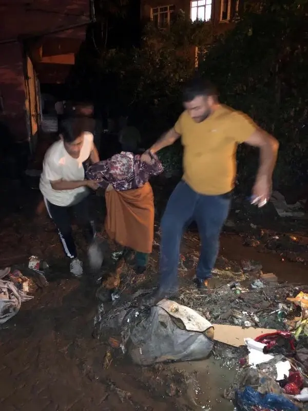 Zonguldak'ta heyelan yaşanan mahalledeki bir ev tahliye edildi