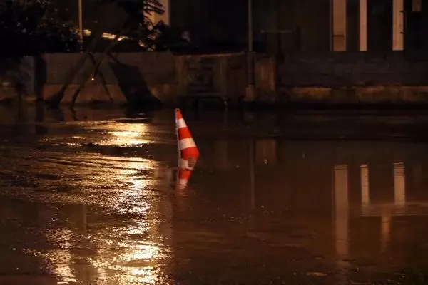 Zonguldak'ta heyelan yaşanan mahalledeki bir ev tahliye edildi