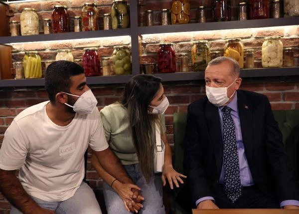 Cumhurbaşkanı Erdoğan, Çengelköy'de bir restorana girerek vatandaşlarla sohbet etti