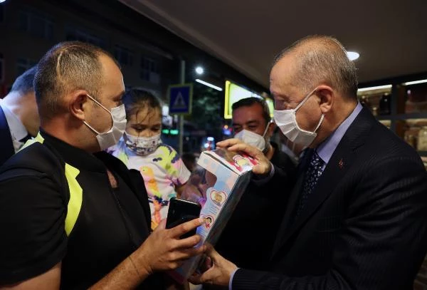 Cumhurbaşkanı Erdoğan, Çengelköy'de bir restorana girerek vatandaşlarla sohbet etti