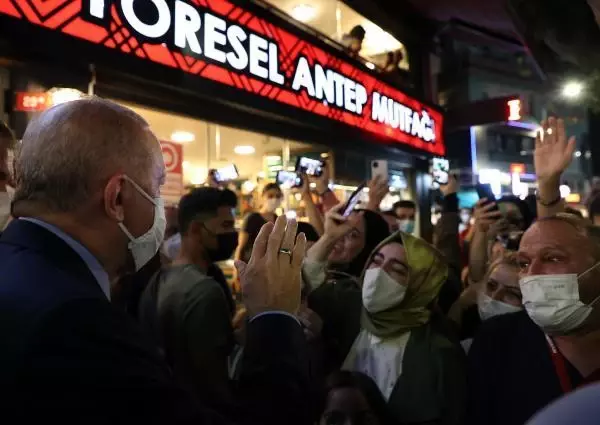 Cumhurbaşkanı Erdoğan, Çengelköy'de bir restorana girerek vatandaşlarla sohbet etti