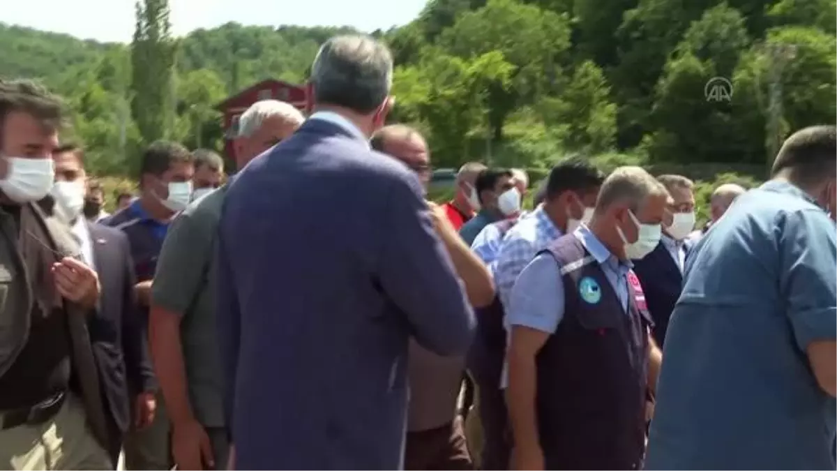 Son dakika haberleri | Cumhurbaşkanı Yardımcısı Oktay, sel felaketi yaşanan Ayancık'ta vatandaşlarla bir araya geldi (2)
