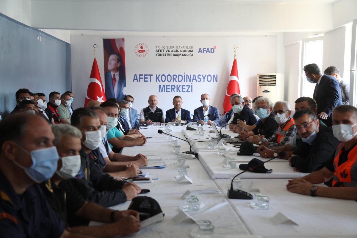 Son dakika haberi! Cumhurbaşkanı Yardımcısı Oktay, sel felaketi yaşanan Ayancık'ta açıklamalarda bulundu: (1) - Vimarsana News
