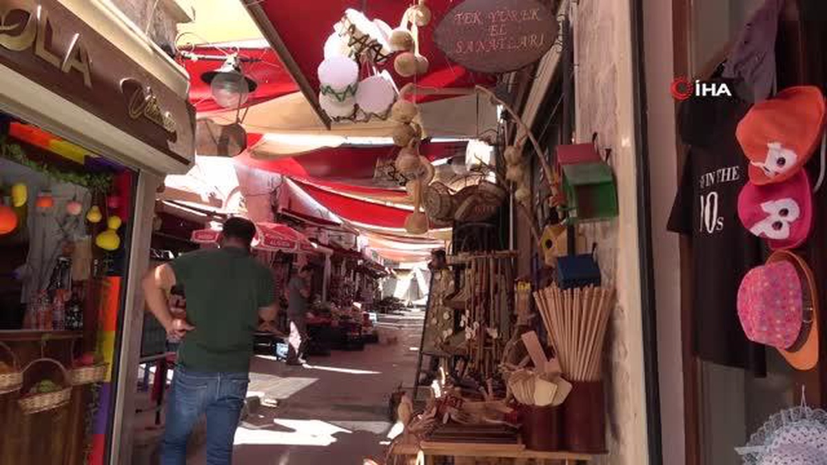 Eski mesleği gemiciliğe olan hasretini ahşaptan gemiler yaparak gideriyor - Vimarsana News