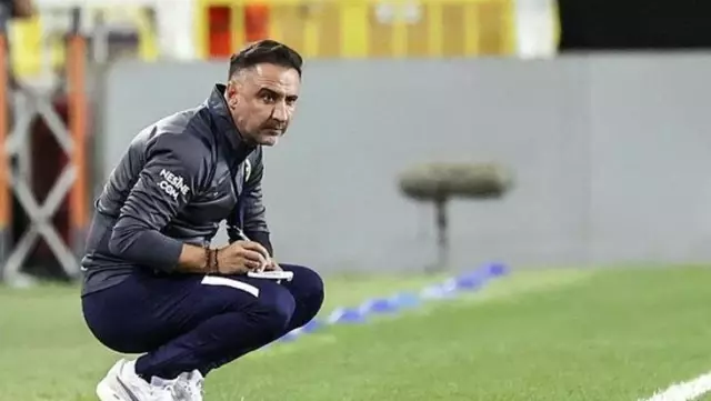 Fenerbahçe kulübesinde futbolcu kalmaması taraftarları çıldırttı Fenerbahçe kulübesinde futbolcu kalmaması taraftarları çıldırttı