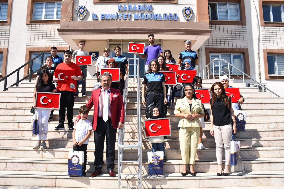 Filografi kursunu tamamlayan kursiyerlerden Karabük Emniyet Müdürü Tuğ'a ziyaret