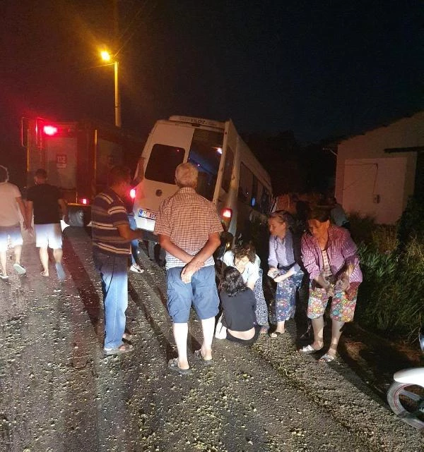 İzmir'de minibüs, kepçeye çarptı: 4 yaralı