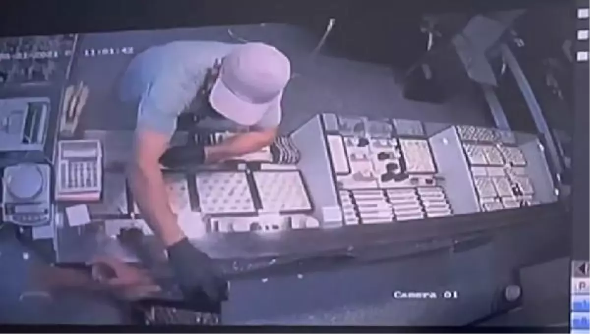 Hırsızın gözü döndü! Kuyumcunun yüzüne taşla vurup altınlarla kayıplara karıştı