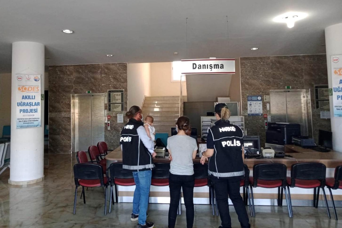 Madde bağımlısı kadın polisin desteğiyle tedaviye başladı